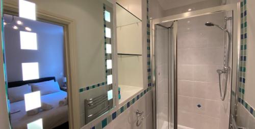 Apartment 5 - Ensuite 1